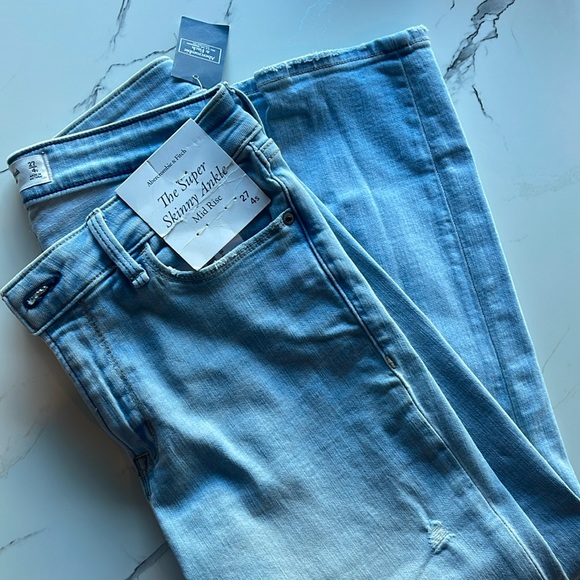 NWT SUPER SKINNY ANKLE JEAN LIGHT WASH RIPPED - Picture 2 of 5